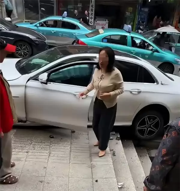 白色奔驰街头狂飙!57岁女医生肇事致2死6伤:专家级身份及多重头衔曝光