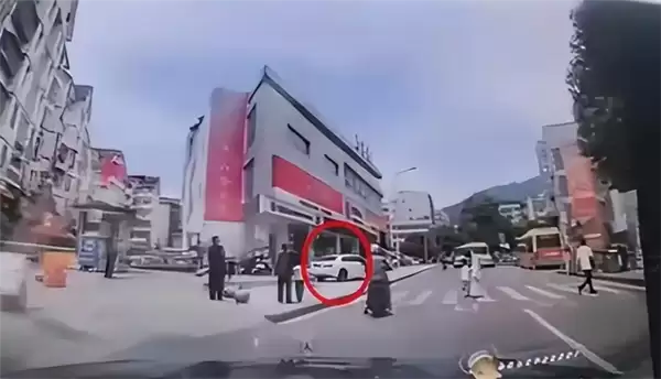 白色奔驰街头狂飙!57岁岁女医生肇事致2死6伤:专家级身份及多重头衔曝光