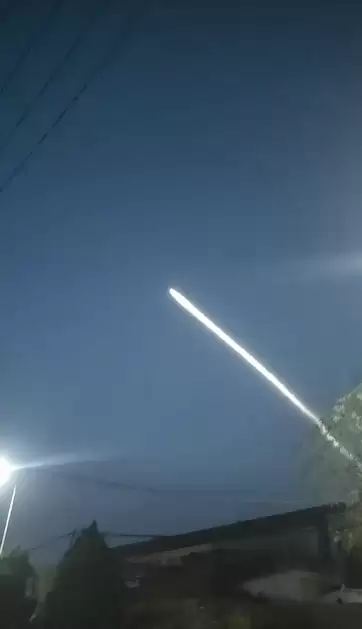 刷屏热搜！长征六号发射成功：多地网友夜空目击壮观火箭云