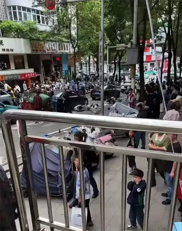 白色奔驰街头狂飙!57岁女医生肇事致2死6伤:专家级身份及多重头衔曝光