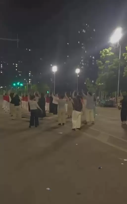 二三十人霸占马路跳广场舞!期间还有车辆穿过 交警回应