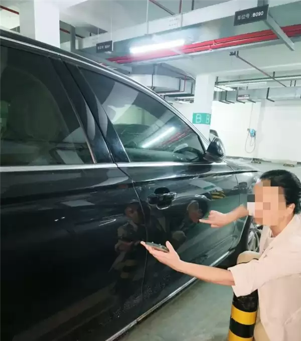 66厘米的缝隙上下车！邻居怀疑车被刮：私装两根铁柱反锁车位 报警也没用
