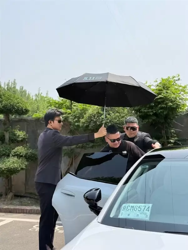韩路带俩专业保镖闯鬼屋 照样被吓哭：再也不玩了