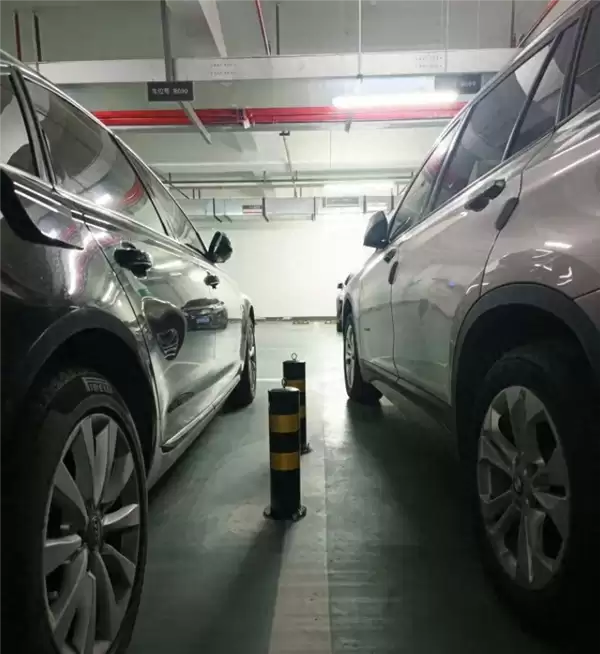 66厘米的缝隙上下车！邻居怀疑车被刮：私装两根铁柱反锁车位 报警也没用