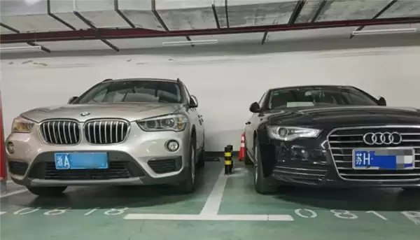 66厘米的缝隙上下车！邻居怀疑车被刮：私装两根铁柱反锁车位 报警也没用