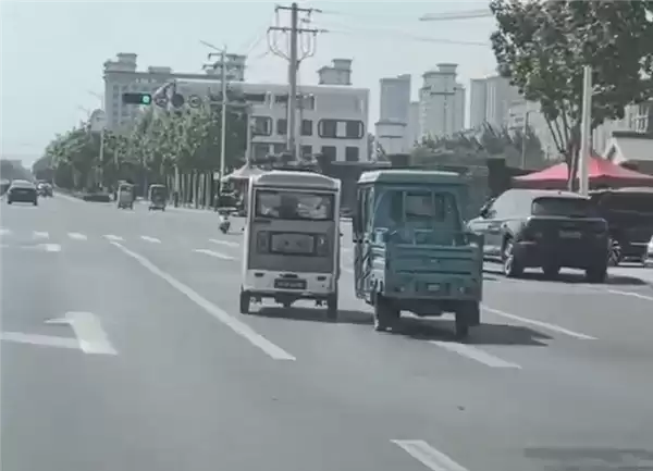 俩老头乐开斗气车相撞后双双倒地 网友送神评“绊倒铁盒” 