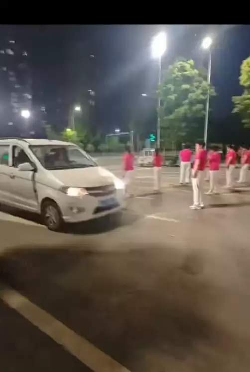 二三十人霸占马路跳广场舞!期间还有车辆穿过 交警回应