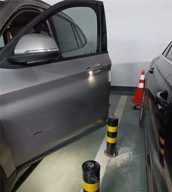 66厘米的缝隙上下车！邻居怀疑车被刮：私装两根铁柱反锁车位 报警也没用