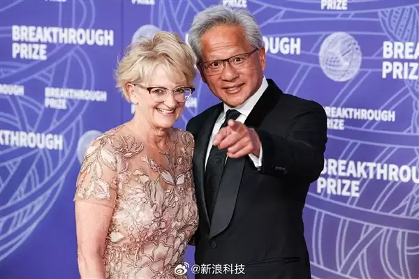 黄仁勋夫妇捐赠1.083亿美元算力 