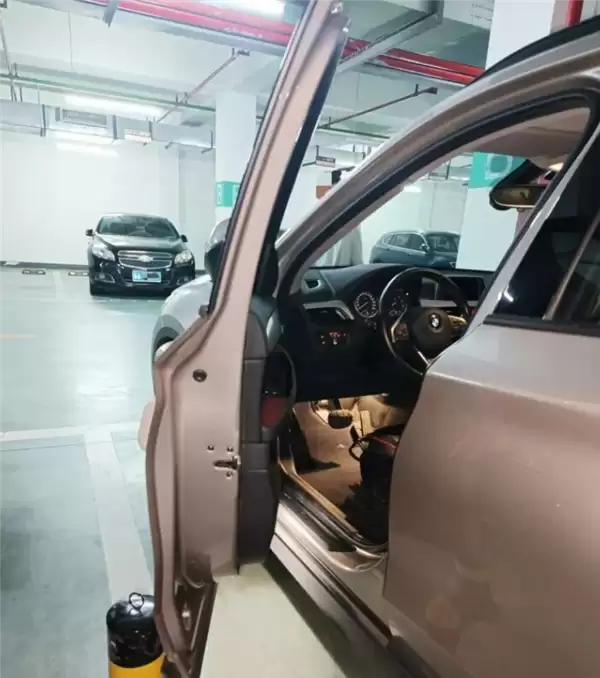 66厘米的缝隙上下车！邻居怀疑车被刮：私装两根铁柱反锁车位 报警也没用