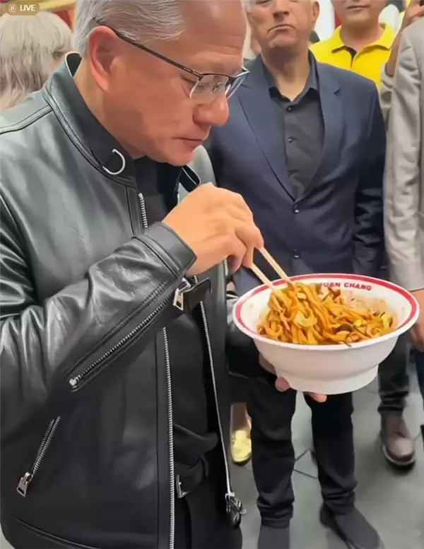 黄仁勋在北京逛街吃38元炸酱面 店员：面是请他免费品尝的 他说好吃