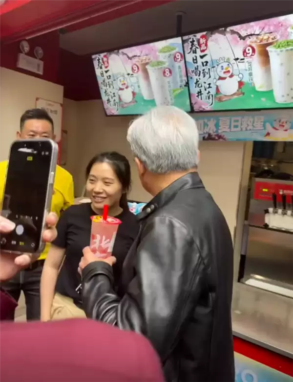 黄仁勋在北京逛街吃38元炸酱面 店员：面是请他免费品尝的 他说好吃