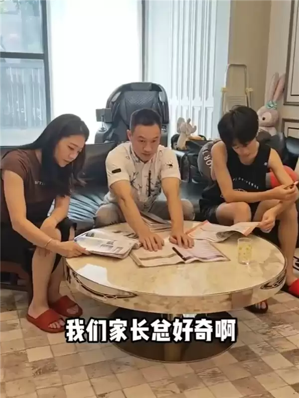 6人挤40平！奥运冠军杨威曝香港陪读现状：夫妻挤1米2小床 儿子睡沙发