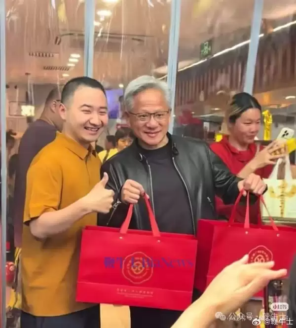 1年内第2次来！黄仁勋站店门口端着碗吃北京炸酱面上热搜：被网友投喂豆汁 喝完表情凝重