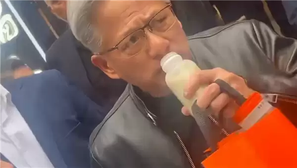 AI教*父黄仁勋穿皮衣现身南锣鼓巷：狂炫老北京炸酱面 喝豆汁露出痛苦面具