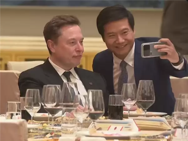 时隔13年再同框！雷军用小米17 Pro与马斯克合影 马斯克Wink表情太俏皮