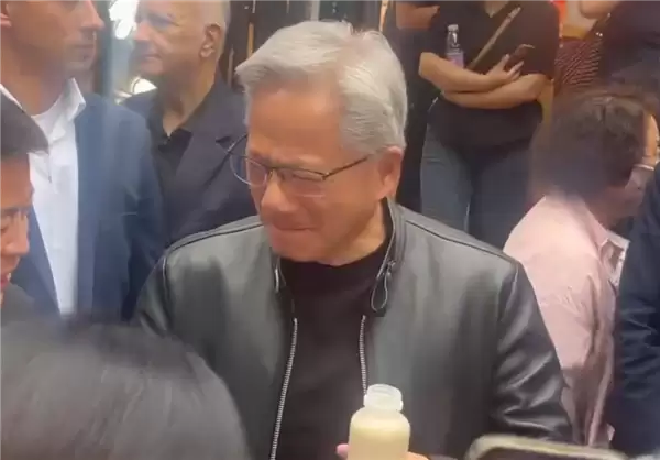 AI教*父黄仁勋穿皮衣现身南锣鼓巷：狂炫老北京炸酱面 喝豆汁露出痛苦面具