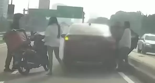 行车途中突酿惊险一幕：马来西亚女子乘网约车 遭司机后视镜紧盯果断跳车