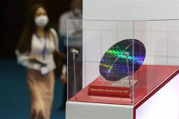 台积电一家独大局面将要终结!英特尔和三星打入果链