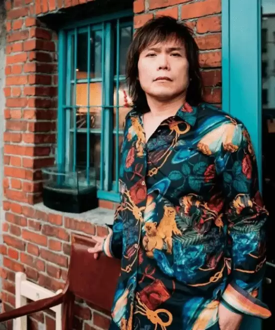 突发!伍佰被曝拄拐出行步履蹒跚 经纪人妻子回应