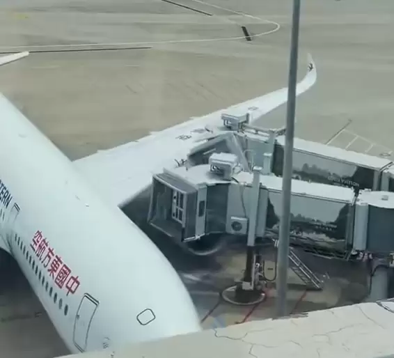 飞机与廊桥发生局部碰擦 东航致歉：机械故障 原因正查