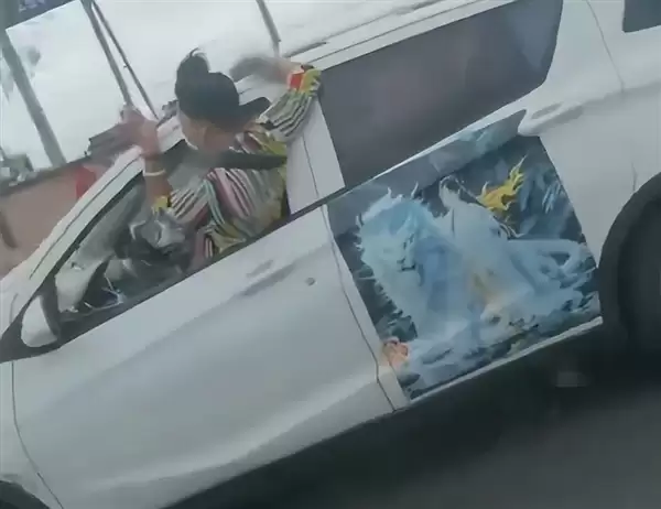 女子开车半个身子探出窗外吓坏旁车！交警回应称该女子存精神异常