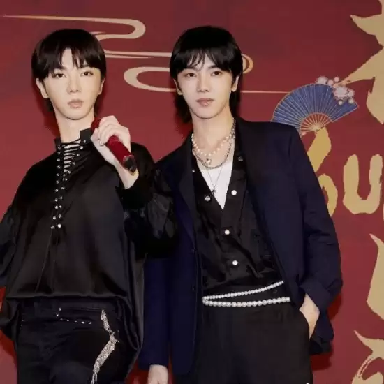 华晨宇蜡像入驻香港杜莎夫人蜡像馆:丑得很清晰