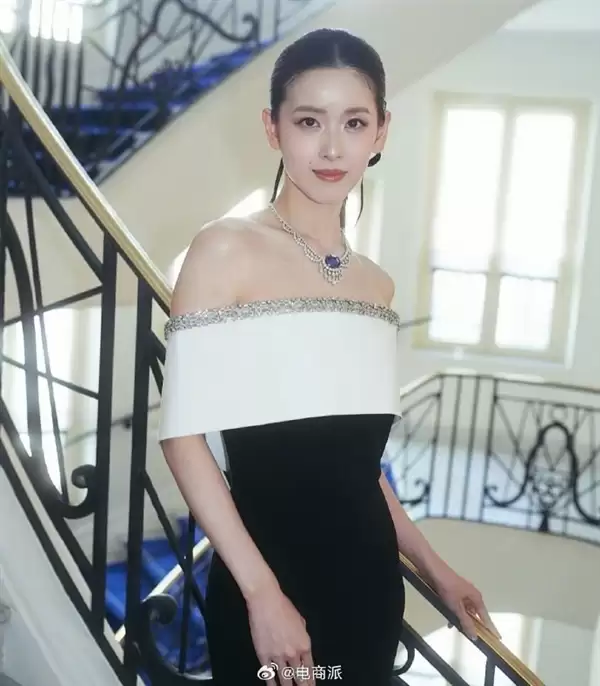 章泽天戛纳晚宴跻身国际顶级圈 黑白礼服搭蓝宝石项链尽显贵气