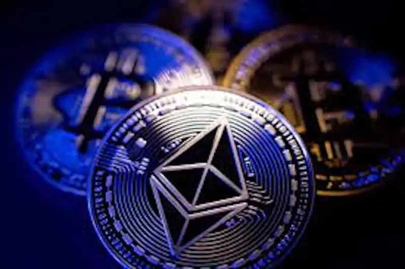 比特币跌破 11 万美元,以太坊跌幅达 5–8% - php中文网