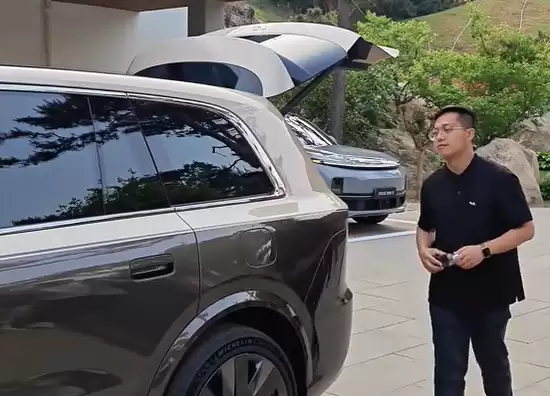 看理想L9 Livis如何自己出车位：不仅丝滑流畅 还非常有礼貌