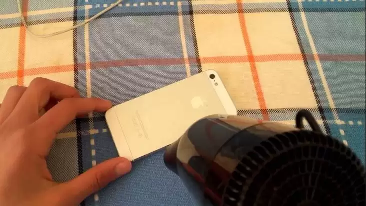 使用吹风机加热iPhone电池示意图