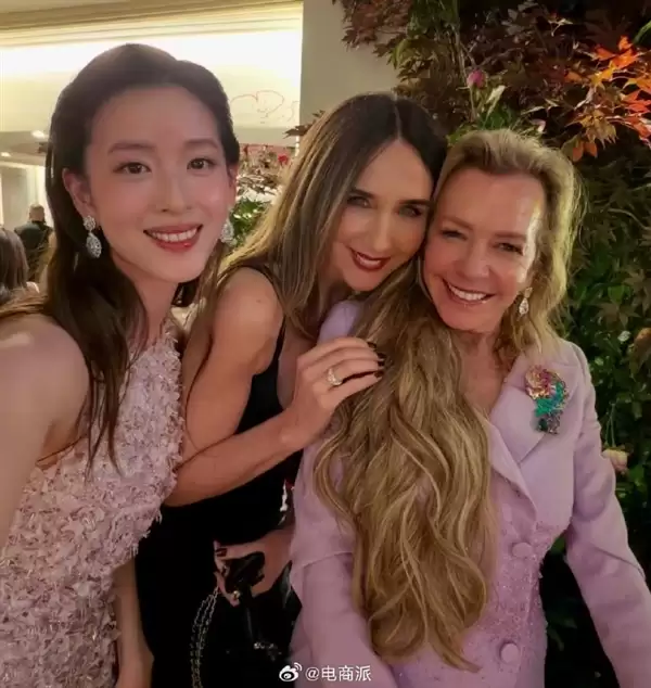 章泽天戛纳晚宴跻身国际顶级圈 黑白礼服搭蓝宝石项链尽显贵气