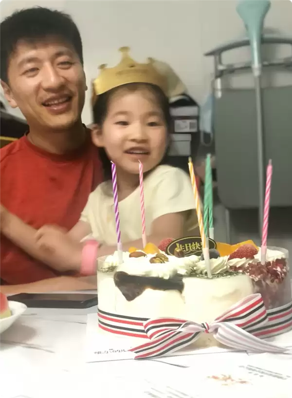 张雪峰42岁冥诞 女儿张姩菡发文:爸爸 我很想你