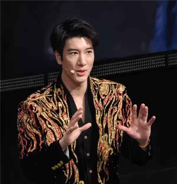 50岁了看着还这么年轻！王力宏重磅亮相腾势N9闪充版发布会