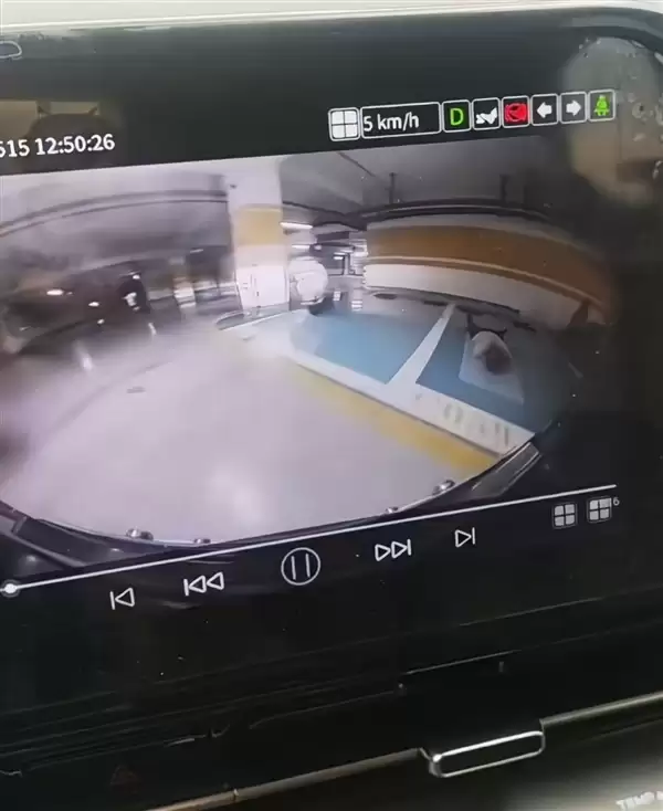 车库泊车遇惊魂一幕：车位上竟躺着人睡觉 险些撞上