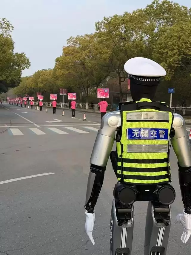 “机器人交警”上岗，魔法原子与无锡市公安局达成战略合作