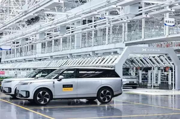 全球车端算力之王!小鹏GX首台Robotaxi量产车下线:搭载4颗自研图灵AI芯片