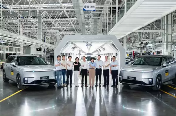 全球车端算力之王!小鹏GX首台Robotaxi量产车下线:搭载4颗自研图灵AI芯片