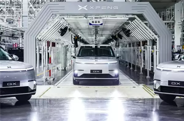 全球车端算力之王!小鹏GX首台Robotaxi量产车下线:搭载4颗自研图灵AI芯片