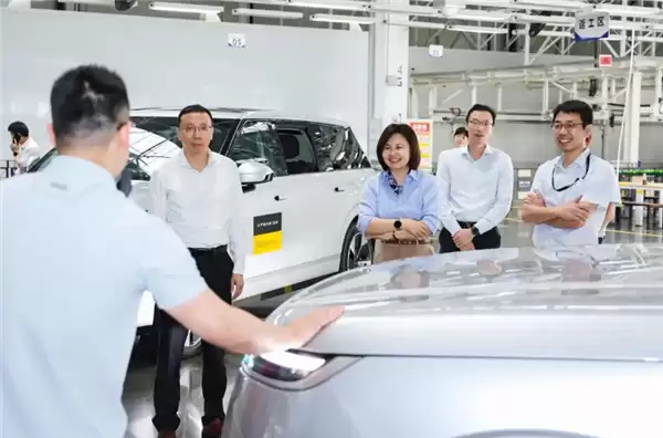 全球车端算力之王!小鹏GX首台Robotaxi量产车下线:搭载4颗自研图灵AI芯片