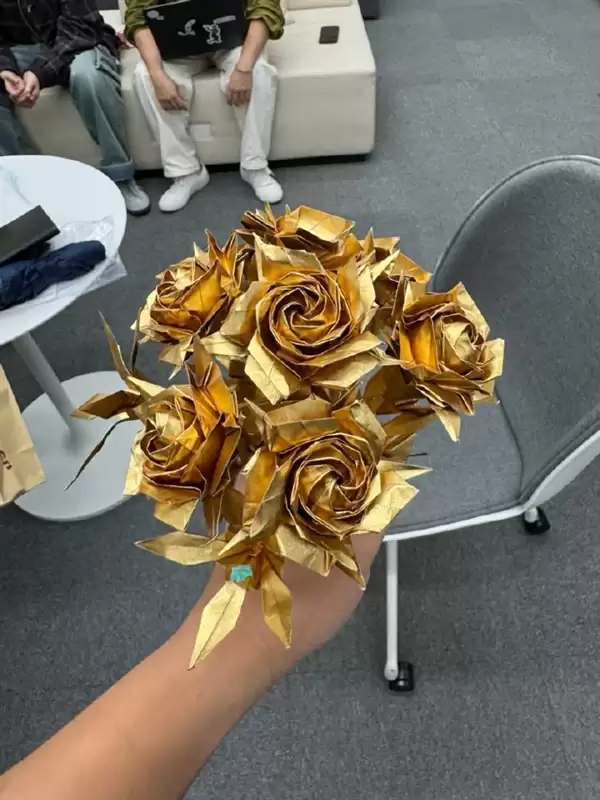一把成本上万！影石推出黄金纸折花 七夕发售