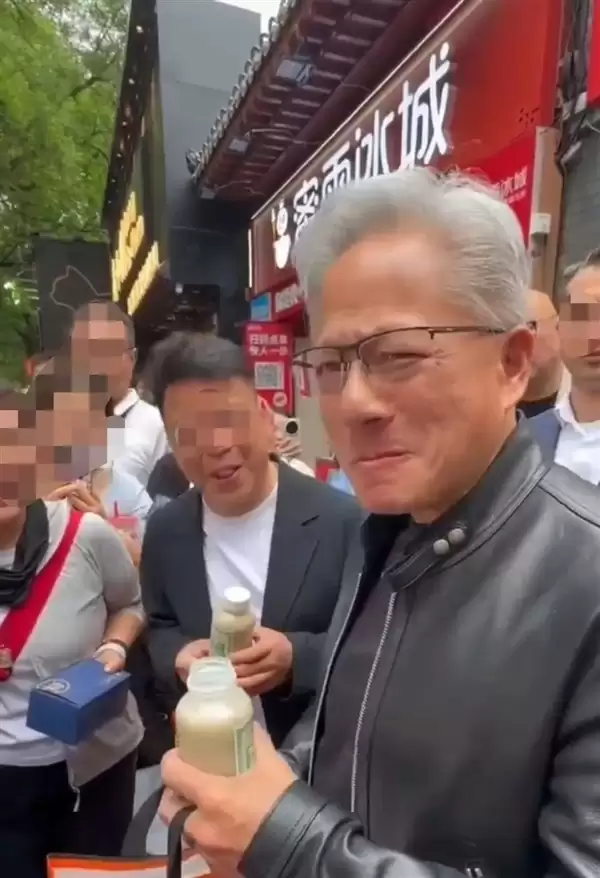 黄仁勋喝豆汁喝出痛苦面具!商家火速上线大佬同款豆汁:网友扎堆购买