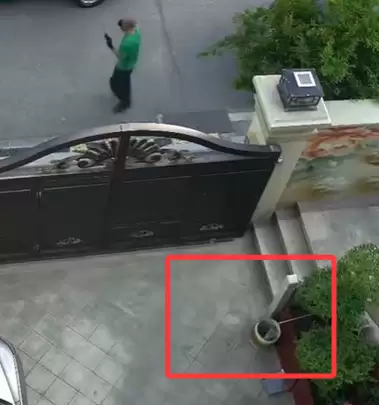快递小哥隔门送件精准扔进垃圾桶 网友：不打篮球可惜了