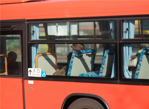 大爷大妈跟上班族挤车 市民建议老年卡取消早高峰免费！交通部门回应