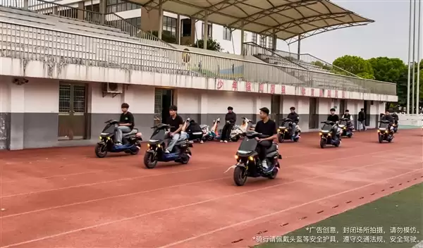 两轮电动车能脱手骑行了!九号发布鼹鼠自平衡2.0:不用脚撑、不用扶