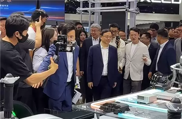 赵长江回应为何王传福亲临智界展台自己不出面接待：真非故意 当时刚好不在