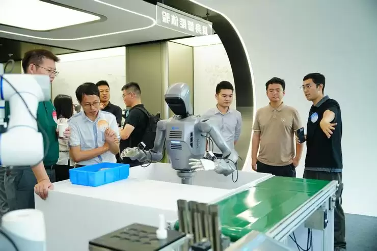 十年出货超10万台,越疆以全栈自研与数据闭环布局具身智能