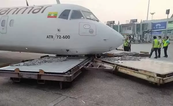 缅甸一客机滑行时疑 似刹车失灵:撞完空客A319又撞上板车
