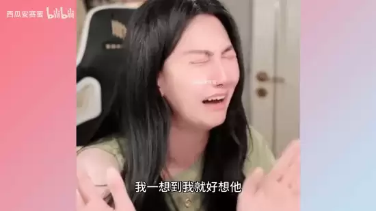 痛哭赛道第一人！初代电竞女神小苍直播间当众痛哭