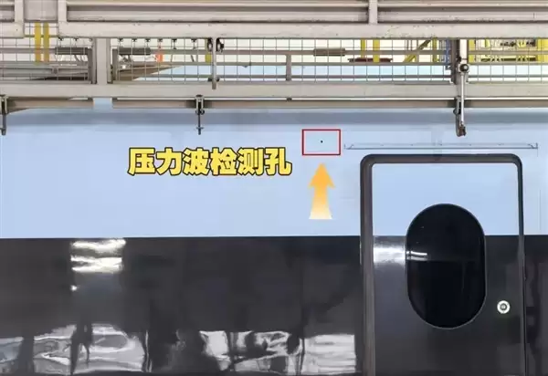 官方揭秘:高铁动车组车头两侧的小圆孔是干啥的